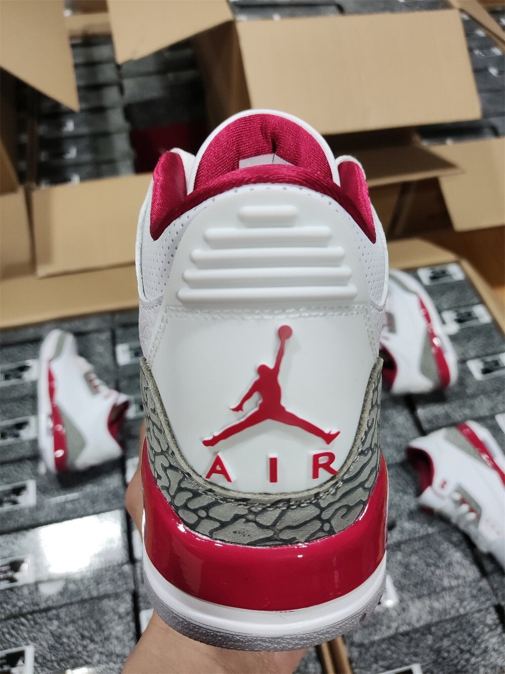 Air Jordan 3 Branco Vermelho e Cinza